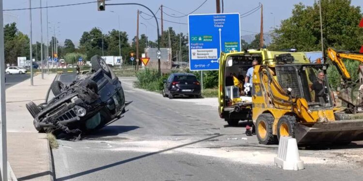 Τούμπαρε αυτοκίνητο στην Ιωαννίνων – Στο νοσοκομείο ο οδηγός